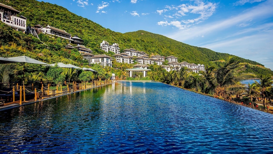 InterContinental_Danang_Sun_Peninsula_Resort_Vietnam_Yoyotravel_Main_Pool