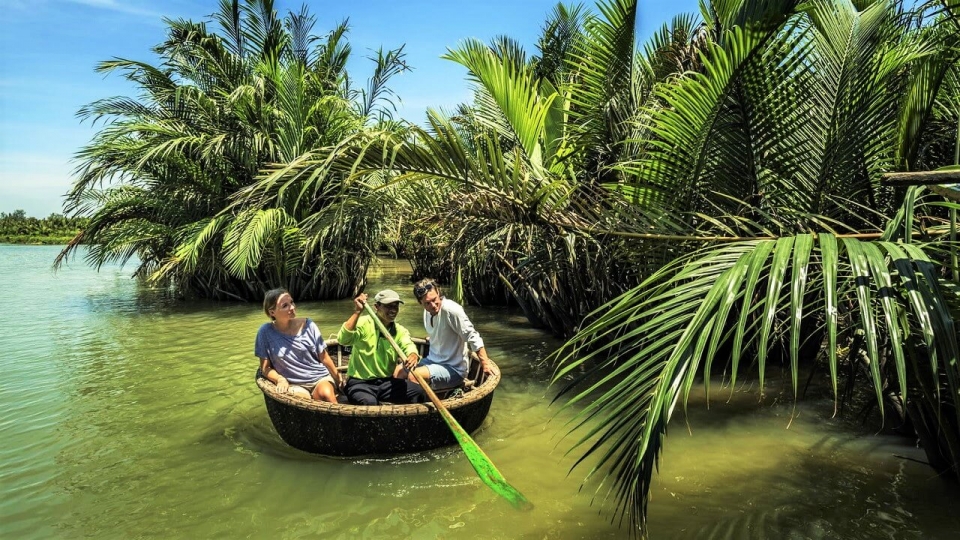 Four_Seasons_Hoi_An_Vietnam_Yoyotravel_Fishing_Village_and_Basket_Boat